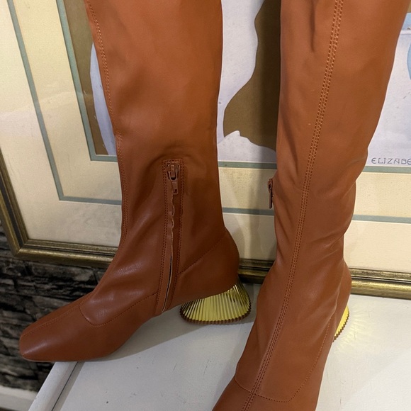 Brown Over-the-Knee Boots with Gold Heel and zipper at the side - Picture 5 of 8